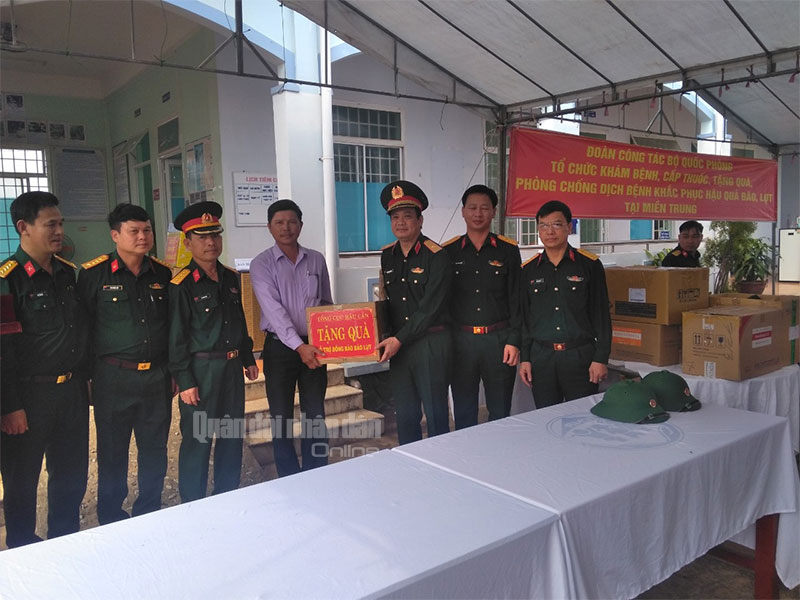 Thiếu tướng Phạm Mạnh Cường, Phó chủ nhiệm Tổng cục Hậu cần tặng quà cho địa phương.